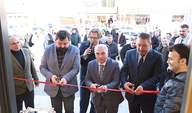 KAYMAKAM DURU, BÈNÈVOLE EV TEKSTİL&KOZMETİKİN AÇILIŞINA KATILDI 2 kaymakam duru benevole ev tekstil kozmetikin acilisina katildi 9536