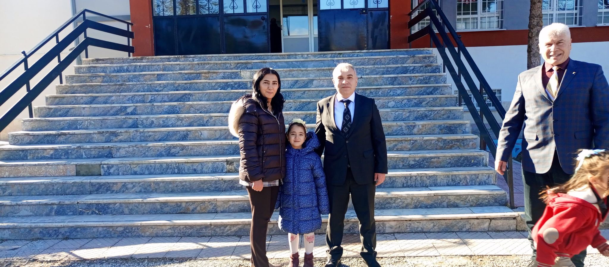 KAYMAKAM DURU ÖĞRENCİLERİMİZE KARNELERİNİ DAĞITTI