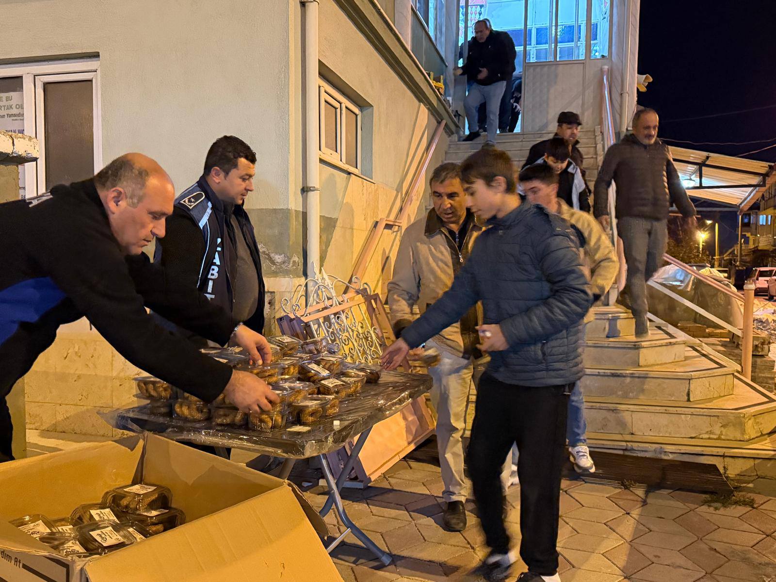 Dinar Belediyesi, Regaip Kandili Dolayısıyla Kandil Simidi Dağıttı 3 472210292 632676749284645 7559486879801638516 n