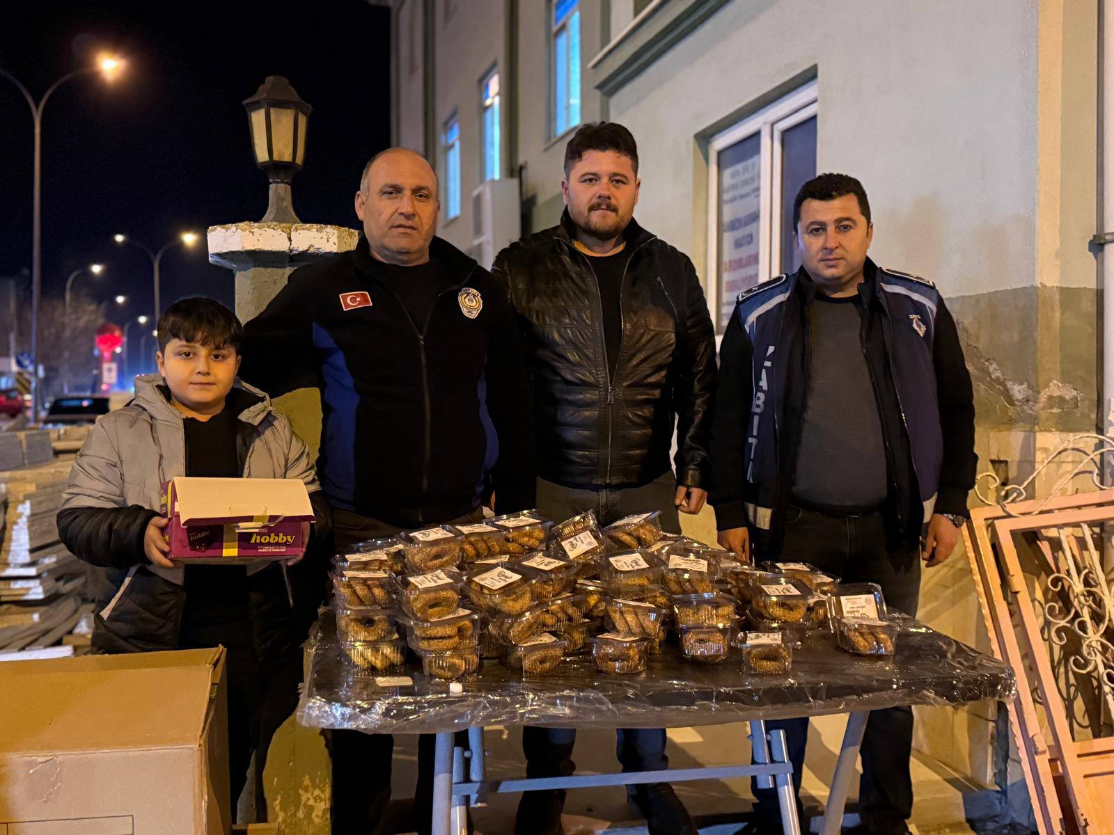 Dinar Belediyesi, Regaip Kandili Dolayısıyla Kandil Simidi Dağıttı 4 472669669 632676722617981 4012991938053218307 n