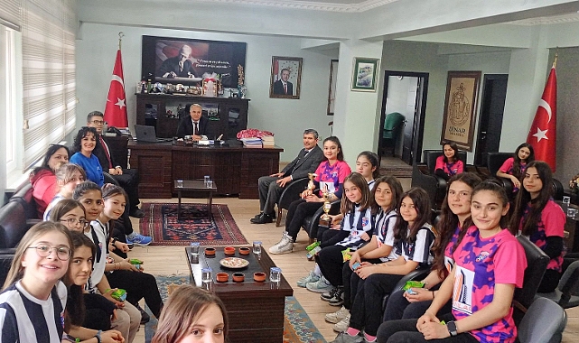 KAYMAKAM DURU’YA DERECEYE GİREN ÖĞRENCİLERİMİZDEN ZİYARET