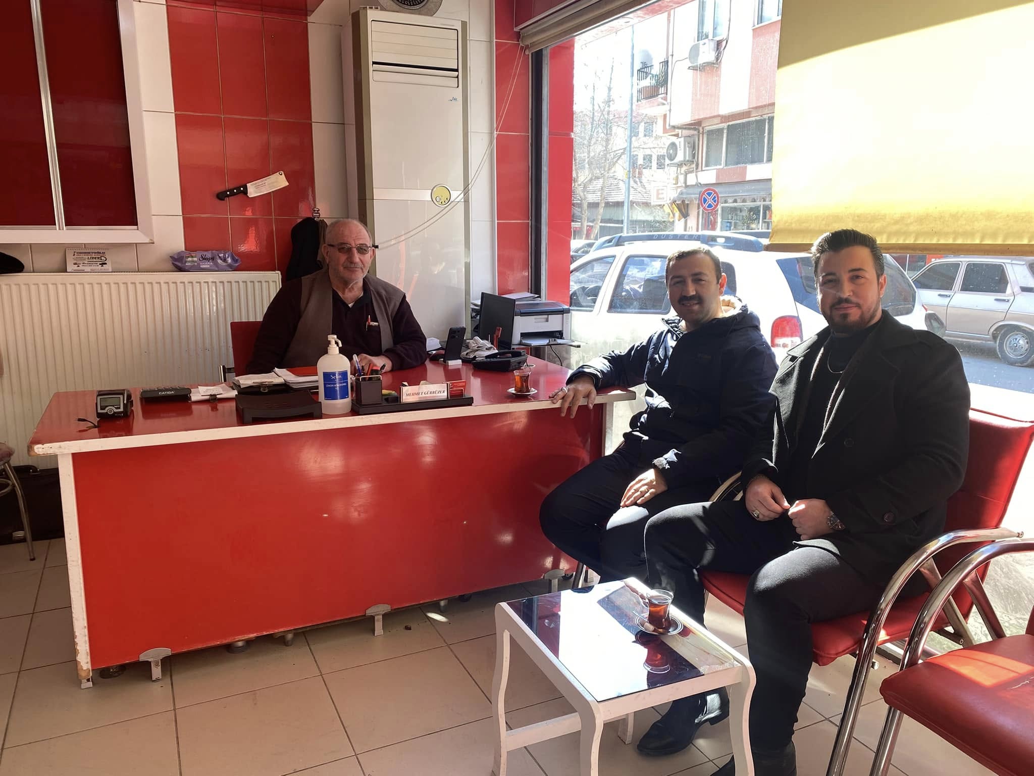 “Başkan İbrahim Özgül, Çarşı Esnafı Mehmet Gürbüzer’i ve Hayrullah Fil’i Ziyaret Etti”