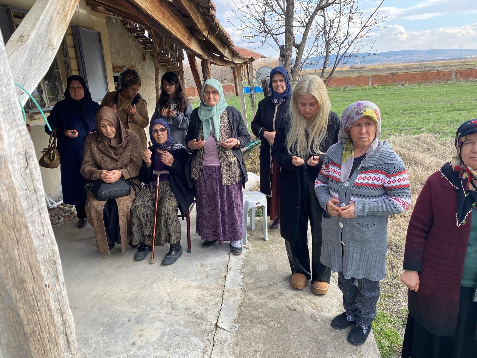 KAYMAKAM DURU, ŞEHİDİMİZİN ANNESİNİN CENAZESİNE KATILDI 2 Cemaze 1