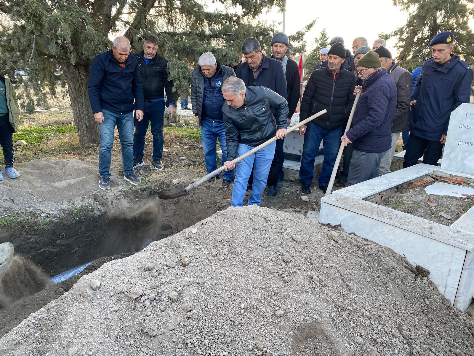 KAYMAKAM DURU, ŞEHİDİMİZİN ANNESİNİN CENAZESİNE KATILDI 4 Cemaze 3