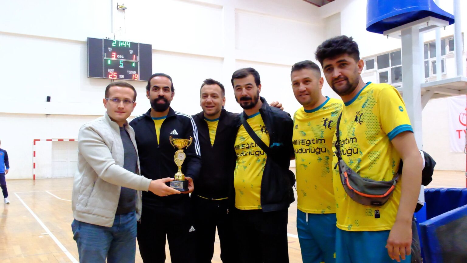 DİNAR’DA VOLEYBOL COŞKUSU: KURUMLAR KIYASIYA YARIŞTI! 2 054b54dd af73 4a06 86b0 38fce8b3c4d4 1536x864 1