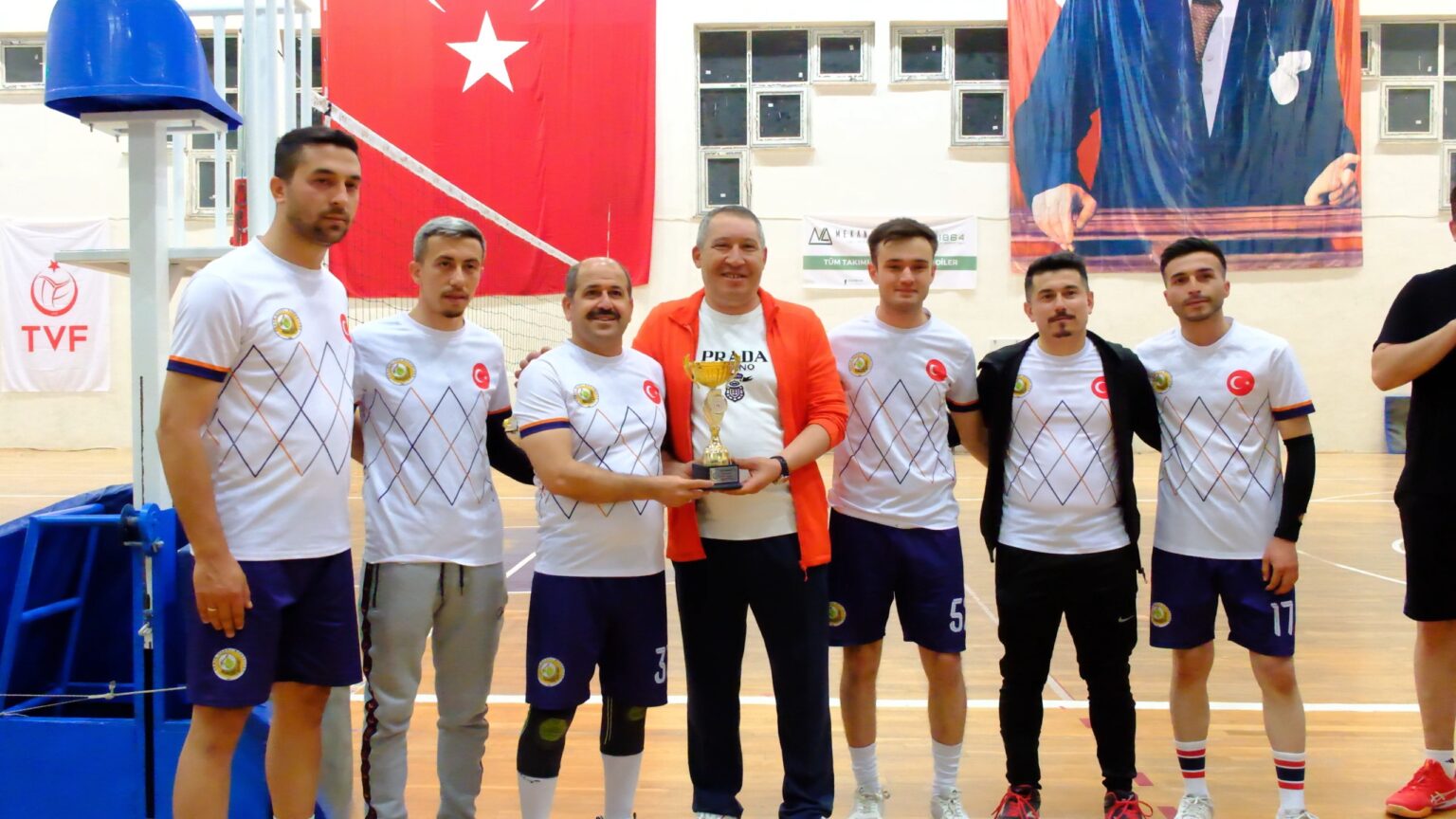 DİNAR’DA VOLEYBOL COŞKUSU: KURUMLAR KIYASIYA YARIŞTI! 3 5231b05a 9ea6 47ea 8072 37008361d495 1536x864 1