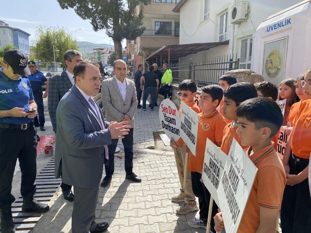 TRAFİK HAFTASI ETKİNLİKLERİ KAPSAMINDA YAYA GEÇİTLERİ YENİLENDİ!