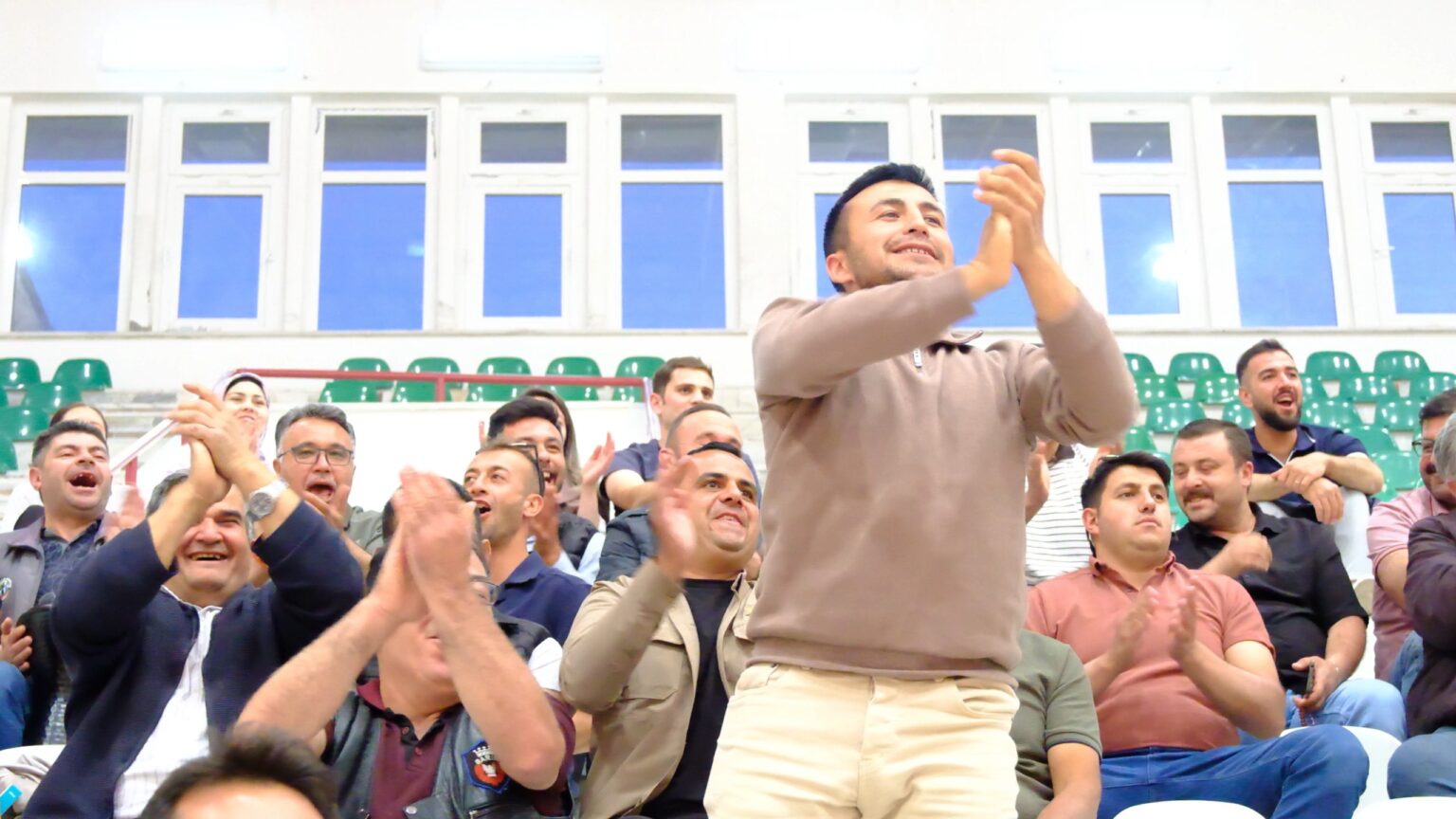 DİNAR’DA VOLEYBOL COŞKUSU: KURUMLAR KIYASIYA YARIŞTI! 4 aedff549 5631 4aee b2e1 5dc6d2b7b567 1536x864 1