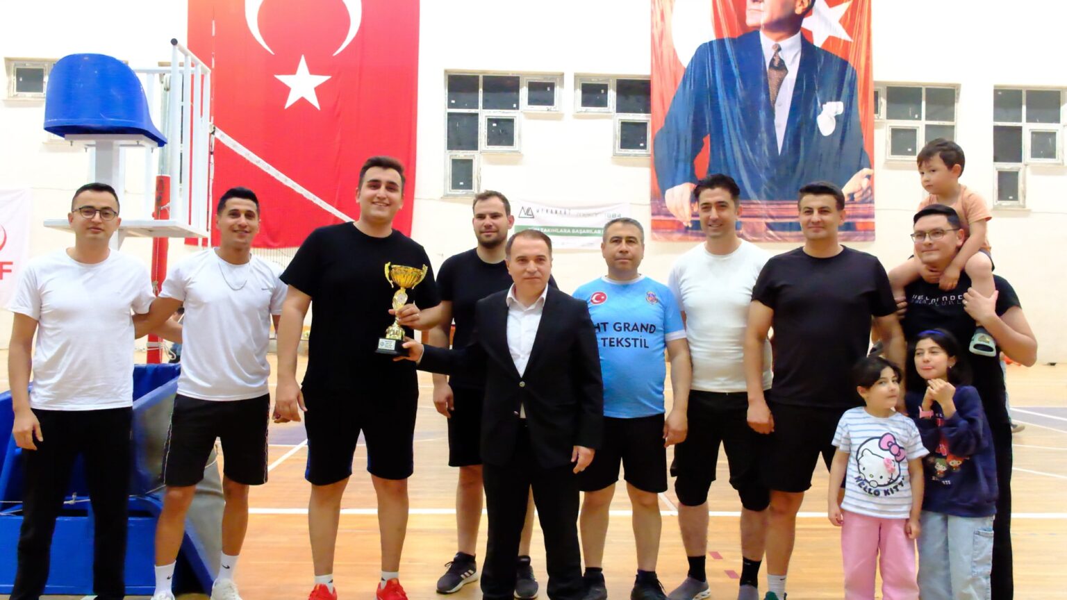 DİNAR’DA VOLEYBOL COŞKUSU: KURUMLAR KIYASIYA YARIŞTI! 5 d35b139b 687d 4076 ad7c aed5bb7a31a5 1536x864 1