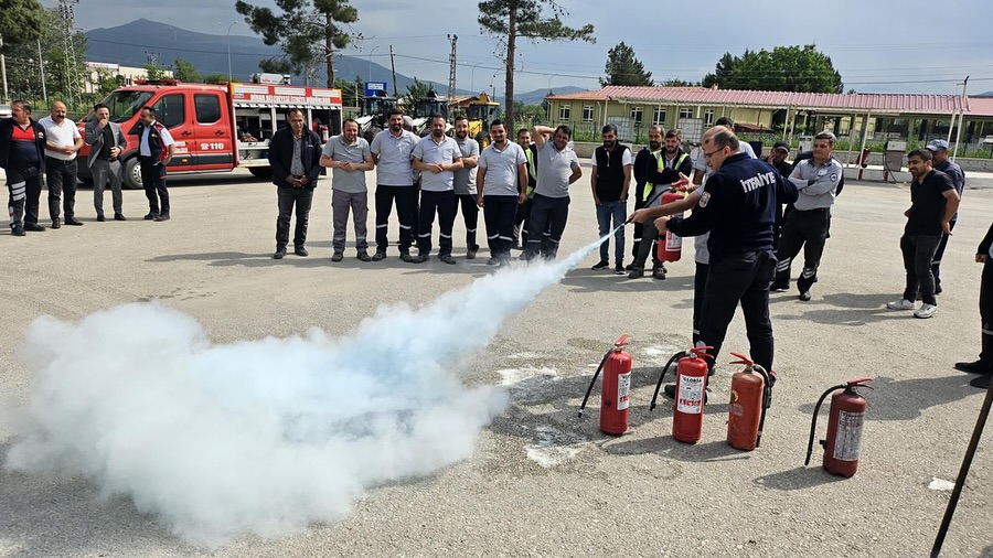 İLÇE ÖZEL İDARE PERSONELİNE YANGIN EĞİTİMİ VERİLDİ 2 504369932 18051401696373835 2144593451465300274 n