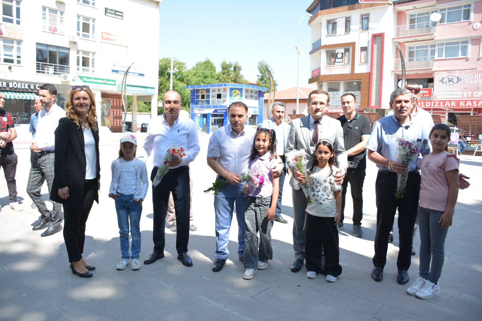 MENDERES İLKOKULU KERMESİ CUMHURİYET MEYDANI’NDA GERÇEKLEŞTİ 4 508145499 755512353667750 3283334845959451925 n