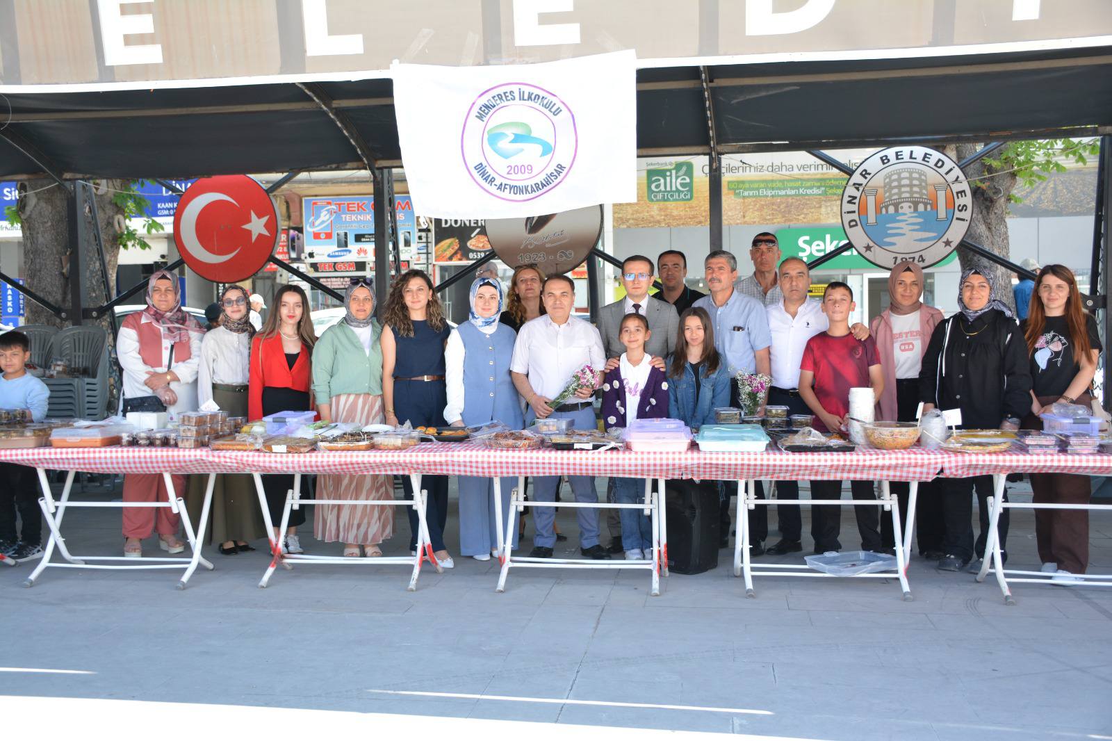 MENDERES İLKOKULU KERMESİ CUMHURİYET MEYDANI’NDA GERÇEKLEŞTİ