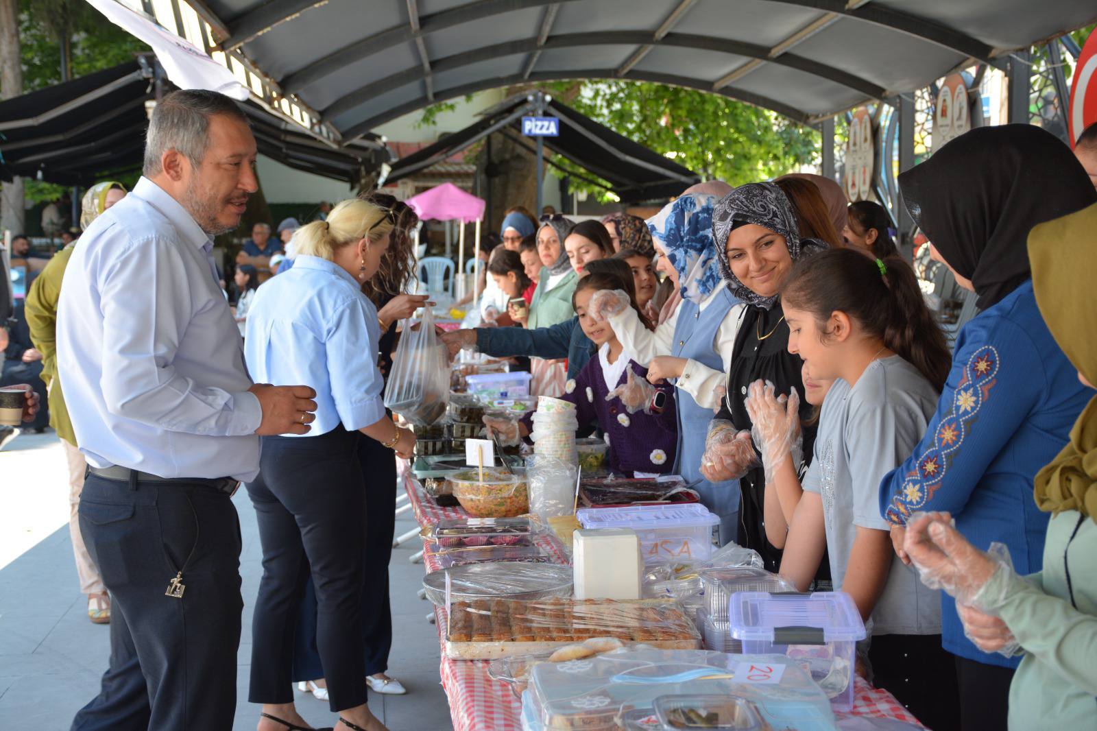 MENDERES İLKOKULU KERMESİ CUMHURİYET MEYDANI’NDA GERÇEKLEŞTİ 6 508170229 755512153667770 2622053051345739919 n