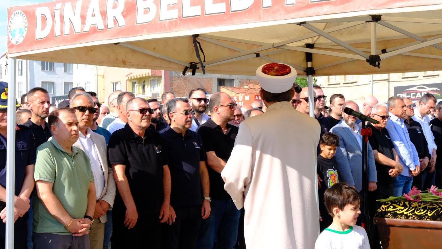 İŞ ADAMI DEMİREL SEVENLERİ TARAFINDAN SON YOLCULUĞUNA UĞURLANDI 4 510409778 122150085332796767 5790224604621934556 n