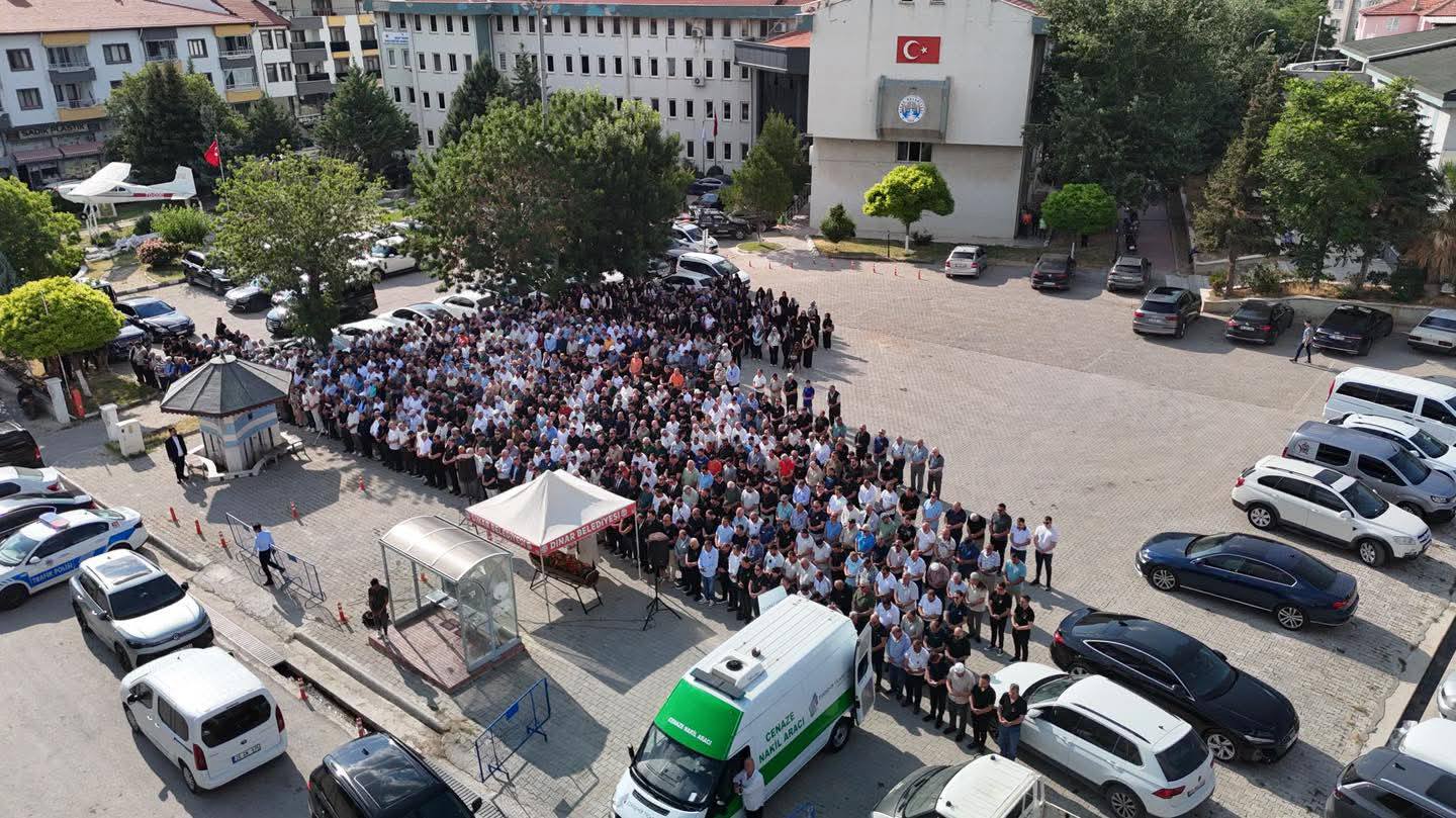 İŞ ADAMI DEMİREL SEVENLERİ TARAFINDAN SON YOLCULUĞUNA UĞURLANDI 5 510859266 122150085374796767 8910405194287925291 n