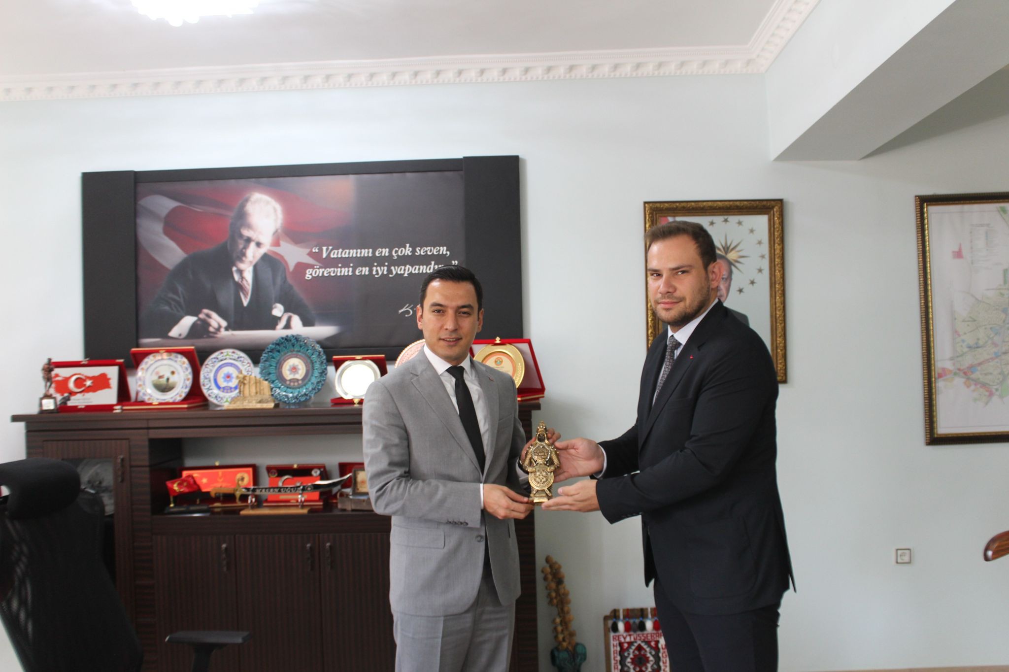 AK PARTİ DİNAR İLÇE BAŞKANLIĞINDAN KAYMAKAM HASAN UĞUZ’A ZİYARET