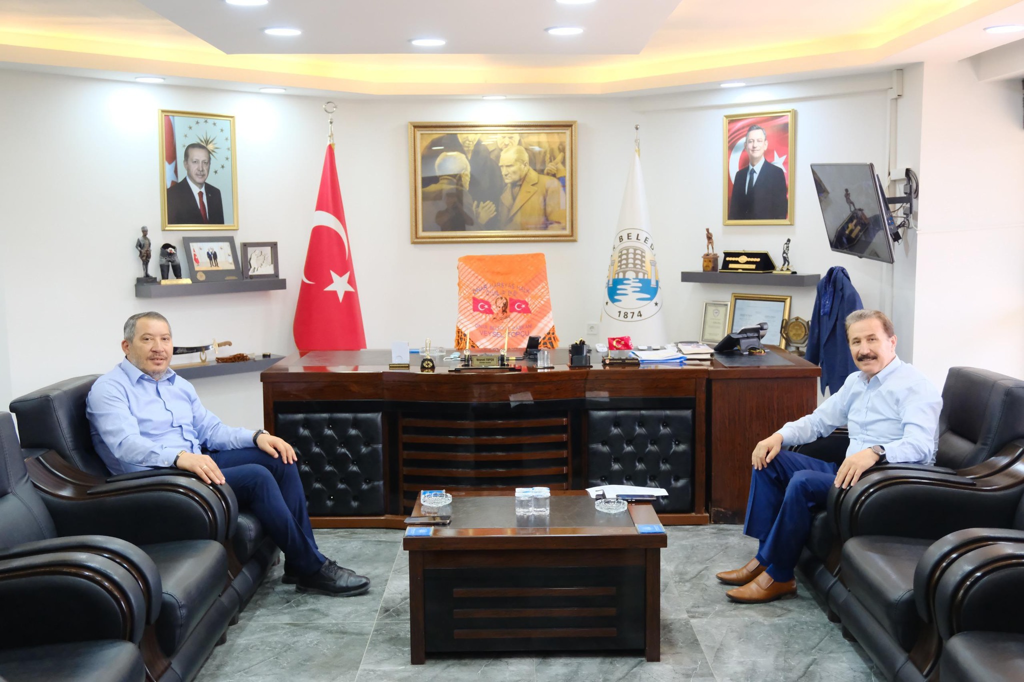 ESKİ BELEDİYE BAŞKANI TARLACI, BAŞKAN TOPÇU’YU ZİYARET ETTİ.