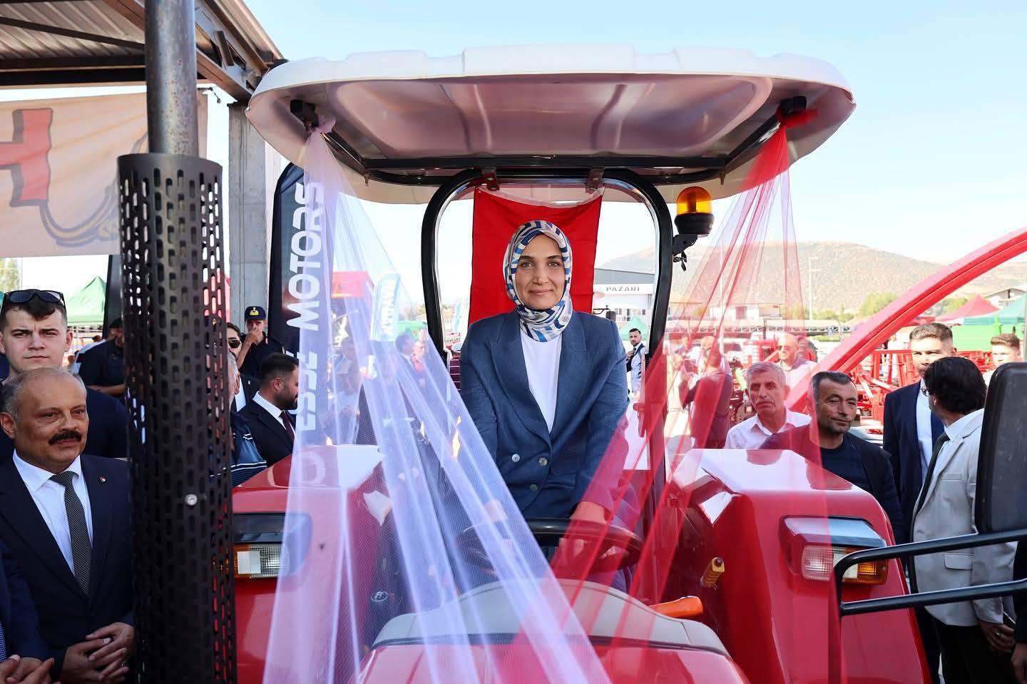 DİNAR 2. TARIM, HAYVANCILIK MAKİNELERİ VE TEKNOLOJİLERİ FUARI AÇILIŞI GÖRKEMLİ BİR TÖRENLE GERÇEKLEŞTİ 9 Fuar 8