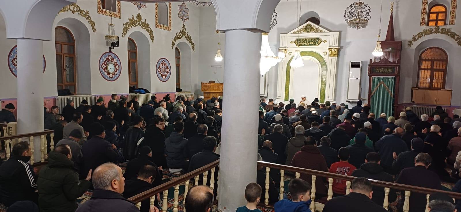 MİRAÇ GECESİ’NDE İLÇEDE MANEVİ ATMOSFER HAKİM OLDU:DUALAR SEMAYA YÜKSELDİ 4 615752919 925419673343683 6952667665812741952 n Kopya