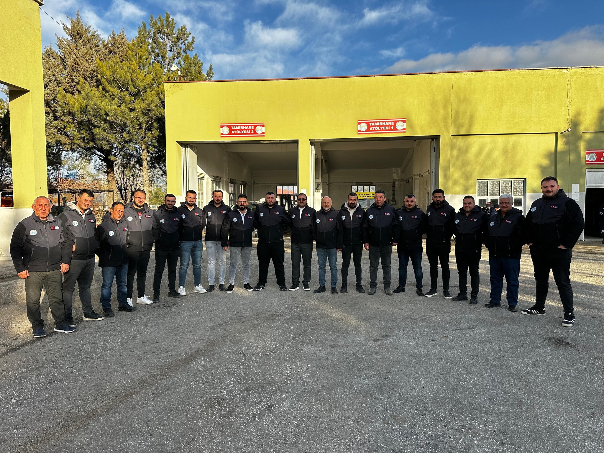 DİNAR BELEDİYESİ PERSONELİNE KORUYUCU KIYAFET DESTEĞİ