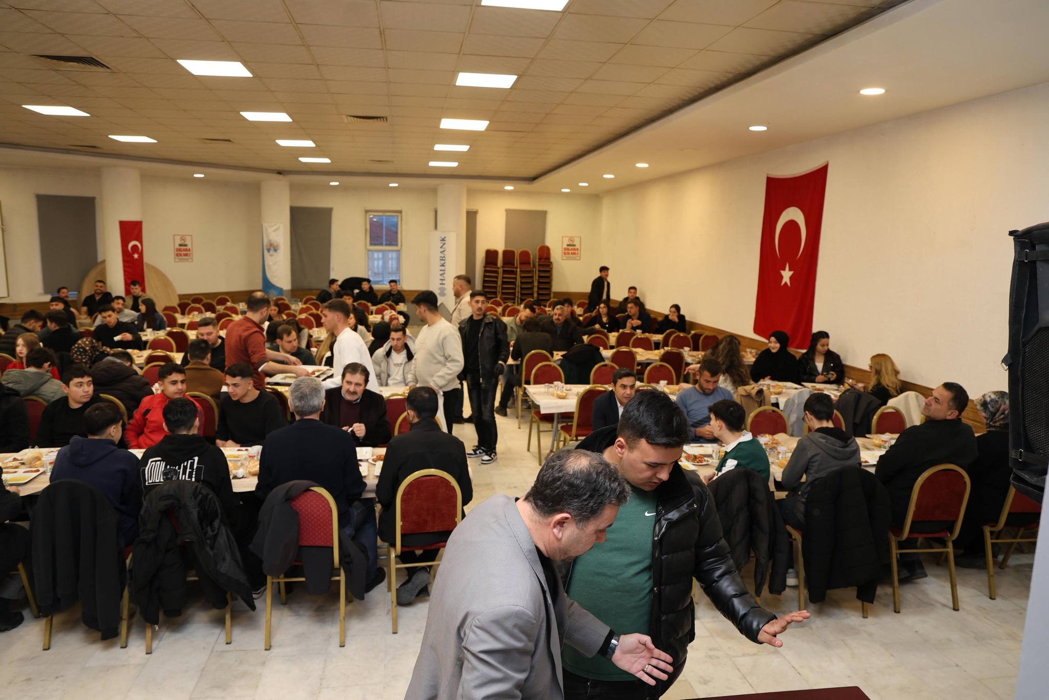 DİTSO YÖNETİM KURULU BAŞKANI VELİ ÖZCAN’DAN DİNAR MYO VE DİNAR UBYO ÖĞRENCİLERİNE İFTAR YEMEĞİ VERİLDİ. 5 646026673 965266296025687 6914270357272983737 n