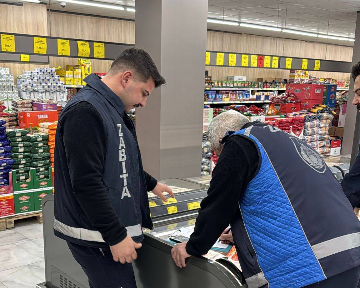 DİNAR’DA MARKETLERE SIKI DENETİM: KURALLARA UYMAYANLARA İŞLEM UYGULANDI 5 658329703 983477814204535 3660281823165625075 n